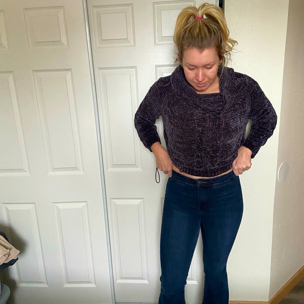 Scoop neck crop sweater